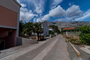 een lege straat met een berg op de achtergrond bij Pelješka OREBIĆ in Orebić