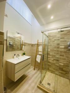 W łazience znajduje się umywalka i przeszklony prysznic. w obiekcie Nico's House w mieście Brindisi