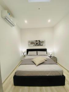 sypialnia z dużym łóżkiem w białym pokoju w obiekcie Nico's House w mieście Brindisi