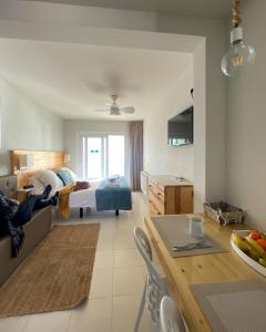 een woonkamer met een bed en een eettafel bij Apartaments Gibert in Sant Antoni de Calonge