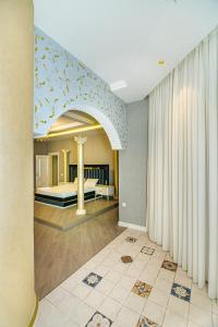 Mango Beauty Apartment في باكو: غرفة معيشة مع سرير وطريق