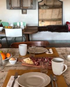 uma mesa com um prato de comida numa mesa com um prato de queijo em La Fattoria del Rio di Sopra - Agriturismo Baldeschi em Tuoro sul Trasimeno
