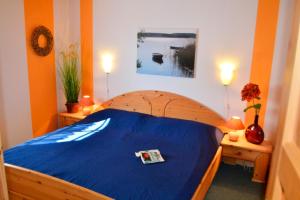 una camera con letto in legno e lenzuolo blu di Haus Vogelsang a Userin