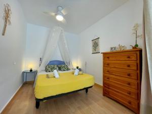 Posteľ alebo postele v izbe v ubytovaní GATU Verano en la playa con parking, wifi, piscina