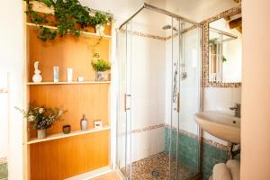 オルベテッロにあるAgriturismo Fontetrillaのバスルーム(ガラス張りのシャワー、シンク付)