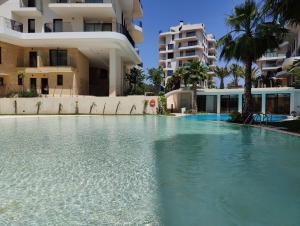 basen przed budynkiem w obiekcie Allonbay Beach & Nature SPA Apartment w mieście Villajoyosa
