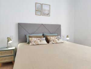 sypialnia z dużym łóżkiem i dwiema poduszkami w obiekcie Allonbay Beach & Nature SPA Apartment w mieście Villajoyosa