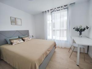 sypialnia z łóżkiem, biurkiem i oknem w obiekcie Allonbay Beach & Nature SPA Apartment w mieście Villajoyosa +37 zdjęć