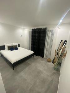 Posteľ alebo postele v izbe v ubytovaní Villa moderne avec piscine Aubenas
