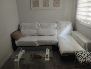 トレモリノスにあるLOS NIDOS CARIHUELA NEW&BEACHのリビングルーム(ガラステーブル付)の白いソファ