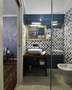 アグローポリにあるFrizzo Houseのバスルーム(洗面台、鏡付)