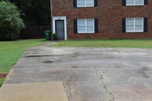 eine Auffahrt vor einem Backsteinhaus in der Unterkunft Stone Mountain's Hidden Secret in Stone Mountain + 17 Fotos