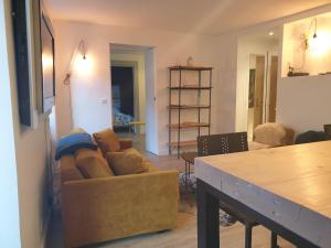 ein Wohnzimmer mit einem Sofa und einem Tisch in der Unterkunft Appartement Paccard, Centre Ville in Chamonix-Mont-Blanc