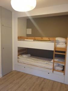 Zimmer mit 2 Etagenbetten und einer Lampe in der Unterkunft Appartement Paccard, Centre Ville in Chamonix-Mont-Blanc