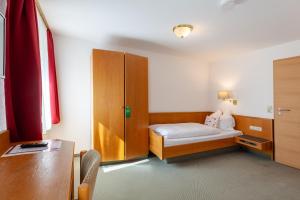 Postel nebo postele na pokoji v ubytování Hotel Garni Traube