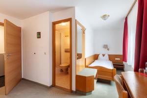 Postel nebo postele na pokoji v ubytování Hotel Garni Traube