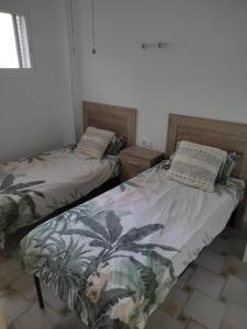 アグアドゥルセにあるAguadulce playaのツインベッド2台が備わる客室です。