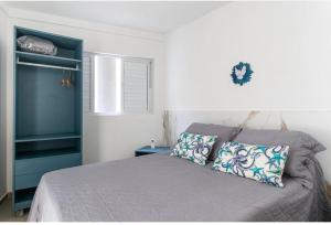 1 dormitorio con 1 cama y armario azul en Casa Malie - Barra Grande, en Vitória de Santo Antão