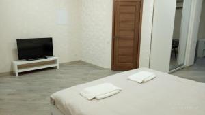 ein Schlafzimmer mit einem Bett mit zwei Handtüchern darauf in der Unterkunft Hotel Avatar in Oleksandriya