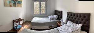 una piccola camera con letto e finestra di Dolores House PREMIUM a Ushuaia
