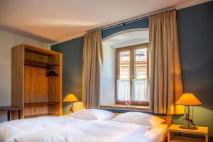 um quarto com uma cama grande e uma janela em Gästehaus Johanna em Kitzbühel