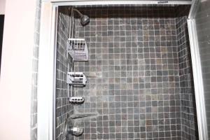 eine Dusche mit 2 Waschbecken im Bad in der Unterkunft Cottage at Mulberry in Atlanta