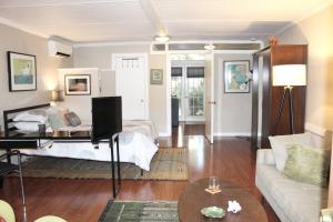 ein Wohnzimmer mit einem Bett und einem Klavier in der Unterkunft Cottage at Mulberry in Atlanta