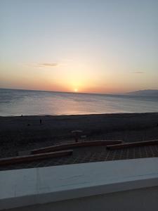 einen Sonnenuntergang am Strand mit Sonnenuntergang in der Unterkunft Miradores Cabo de Gata in Cabo de Gata