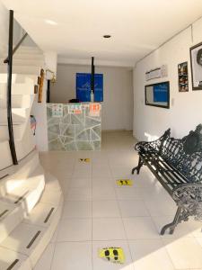 une salle d'attente avec banc dans un magasin dans l'établissement Hotel Posada Sernichari, à Cuetzalán del Progreso