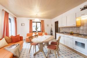 eine Küche und ein Wohnzimmer mit einem Tisch und einem Sofa in der Unterkunft Scheibenhof in Bad Gastein