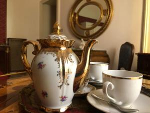 ナポリにあるWELL COME - Museoのお茶セット、テーブル上のカップ