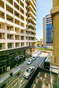 una strada cittadina con auto parcheggiate di fronte a un edificio di Leylek Sweet 3 Bedroom a Baku