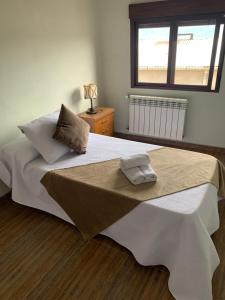 1 dormitorio con 1 cama blanca grande y ventana en Casa Enmedio, en Iznatoraf