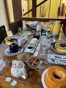 uma mesa com pratos de comida e um donut em Suítes - Casa Jardim Chapada em Alto Paraíso de Goiás