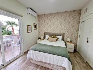 A bed or beds in a room at Pequeño paraíso frente al mar Playa Chica