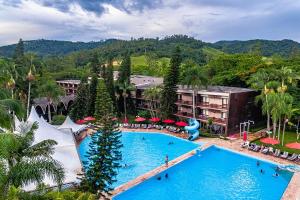 格拉瓦塔尔Hotel Internacional Gravatal的度假村泳池的俯视图