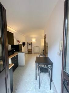 A kitchen or kitchenette at Casa Belfiore - vicino Porta Nuova F.S.