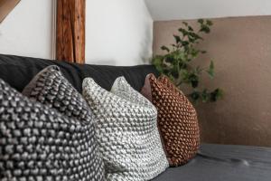 a group of pillows sitting on a couch at GIRLINGGUT Schlafen Starten Salzburg in Elixhausen