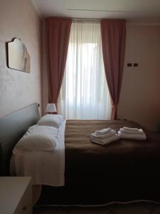 1 dormitorio con 1 cama grande y ventana en Pasubio House casa vacanze, en Campobasso
