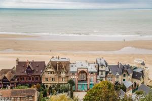grupa domów na plaży obok plaży w obiekcie Les Tamaris - Studio with Sea View - Trouville-Sur-Mer w mieście Trouville-sur-Mer +25 zdjęć