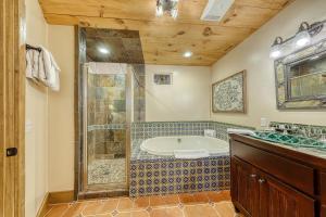 ein großes Bad mit einer Badewanne und einer Dusche in der Unterkunft The Studio @ Durst Haus in Fredericksburg