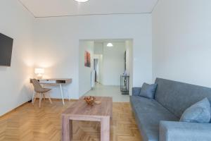 Comfy Sweet Home في أثينا: غرفة معيشة مع أريكة وطاولة