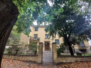 ルッカにあるHome Sweet Home 3 - Affittacamere Luccaの塀の裏の家