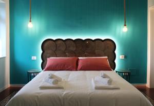 - une chambre avec un grand lit et 2 serviettes dans l'établissement Liotru Maisonne, à Catane