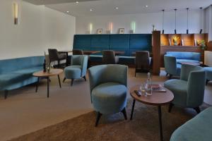 ein Wartezimmer mit blauen Stühlen und Tischen in der Unterkunft City Partner Hotel Lenz in Fulda