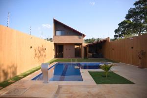 a house with a swimming pool in the backyard at Chalé Ubajara in Ubajara