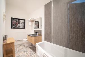 Un baño con bañera, inodoro y lavabo. en Gordonston Apartments, en Inverness 52 fotos más