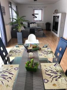 a living room with a table and chairs and a couch at Konnis FerienHaus in Speichersdorf