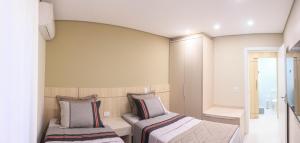- une chambre avec 2 lits et une fenêtre dans l'établissement Apartamento completo - Vila A, à Foz do Iguaçu
