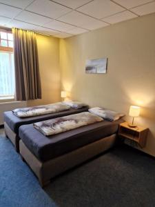 Gasthaus Pension DÖRENKRUG - Restaurant tesisinde bir odada yatak veya yataklar